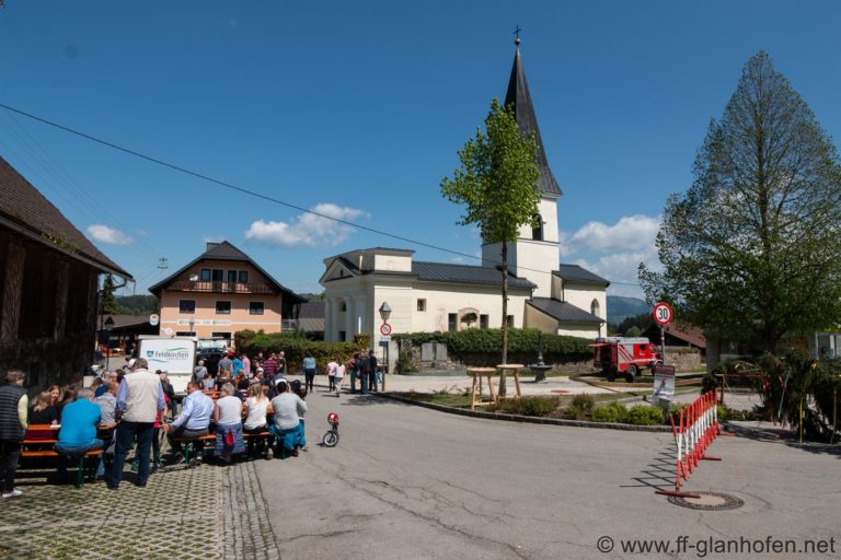 Maibaumaufstellen Dorfplatz Glanhofen 2019 Freiwillige Maibaumaufstellen Dorfplatz Glanhofen 2019 Freiwillige